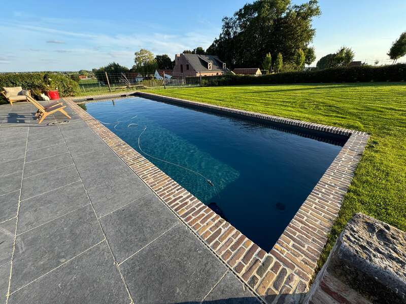 Vermeersch-bouwwerken-landelijk-aanleg-zwembad-karaktervol-pool-gras -  - Aanleg zwembad